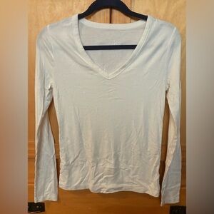 A New Day White Long Sleeve V-Neck Tee Small